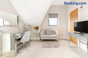 Contemporary 3 Bedroom Fully Detached Town House - Image 5