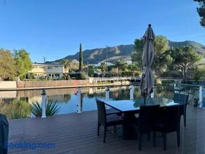 Lakefront House With Breath Taking Views - Image 1