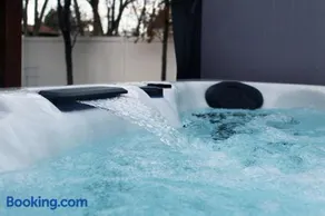 Apres Abode • Pet-Friendly Ski Retreat w/ Hot Tub - Image 1
