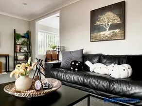 M&K Home, Stylish & Quiet 4BR, 2 Baths, 3-min Walk to Chartwell Shopping Centre, Accessible - Image 1