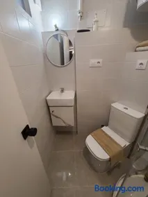 Habitación con baño y cocina en Marín - Image 2