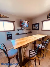 Green Bay Packer Game House or Resch Expo less than 1 mile from Lambeau Field - Image 3