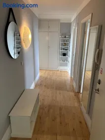 Luxury Apartment with Balcony, King Bed Free Parking 10 Min to Copenhagen Centre - Image 4