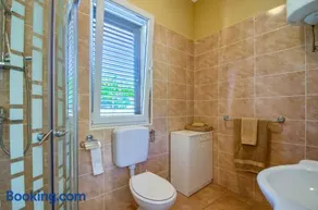 RENATOEMILIA spacious apartment with courtyard - Image 4
