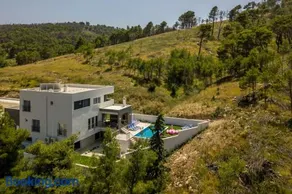 Luxe villa with pool, jacuzzi, and sauna - Image 3