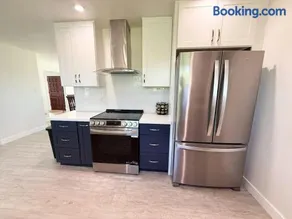 8651 Spacious Elk Grove Retreat Free Parking n Fast WiFi - Image 3