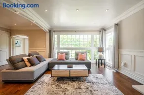 3 Bedroom Luxury House in Toronto - Image 5