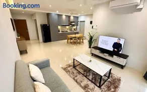 KLIA Luma Loft Homestay-Near KLIA & Sepang Circuit-3BR fully Aircond-Balcony-Fast WiFi-Netflix-2 Free Parking - Image 3