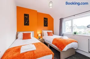 Charming Family & Business Accommodation Sleeps 5 with Parking - Image 2