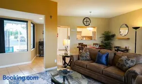Stylish Condo with Golf Course Views - Image 5