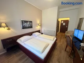 Central Hotel - Image 2