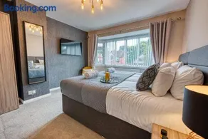 Modern 5 bed house In Solihull, Close to the NEC, Airport and Solihull Town - Parking - Image 1
