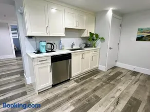 Artist Garden Retreat 2BR White Rock Beach - Image 2