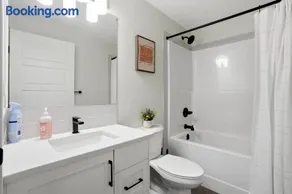 New Modern 1Br Condo Near Airport - Image 4