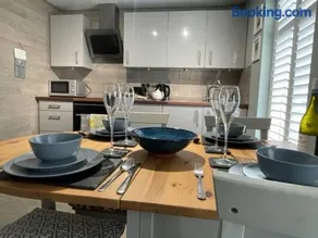 Frankie's Holiday Lodge - Image 5