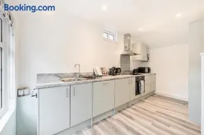 Wokingham - 1 Bedroom Cottage - Parking - Image 5