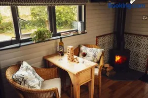 Lomu - Cosy Coastal Shepherd's Hut with Log-Burner and WiFi - Image 2