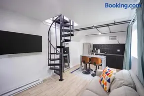 Bright 1-Bedroom Loft in Converted Garage with Private Entrance - Image 2
