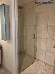 Suite indépendante avec 1 chambre et 1 bureau - Image 5