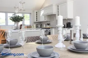 Stylish home with HOT TUB - Image 2