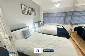 Spacious 3 BDR By Avalora Short Lets & Serviced Accommodation Queensway With Big Garden, Near Train Station, Airport & Large Driveway - Image 2