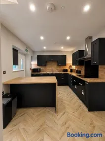 7 Bed, 7 BR Victorian Accom - Sleeps 14 - Image 5