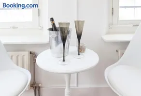 Jordaan Suite bed and bubbles - Image 5