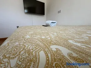 F4 Modern Double Room (Sandycroft Guest House) - Image 3
