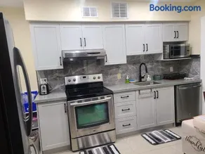 3 BR House in Toronto Downtown - Image 1