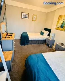 The Tudors Modern 3-Bed Home with Fast WiFi, Private Drive & Near Town Center - Image 4