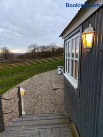 Luxury Countryside Shepherds Hut with Hot Tub - Image 3