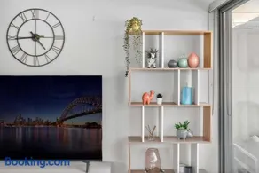 Redfern Penthouse - Stunning CBD views and Parking - Image 5