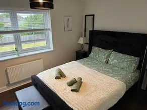 Walk To Airport - 3 Bedrooms x2 Driveway - EV Charging - Washer & Dryer - Image 5