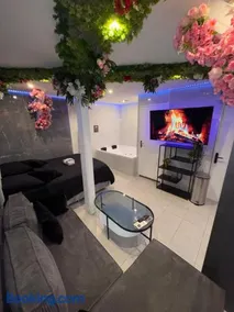 Room & Jacuzzi - Stade de France - Image 1