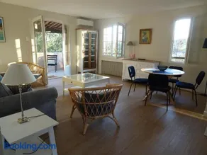 Appartement spacieux avec terrasses, jardin et piscine - Image 2