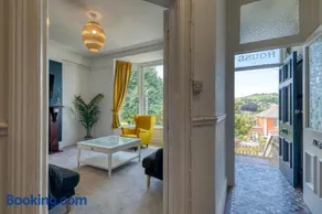 Brent House - 4 bedroom home close to shops, harbour & beaches - Image 2