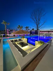 Azura Villa with Pool Sauna Jacuzzi - Image 1