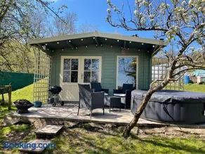 Lodge with HotTub-Garden-PetsOK-Bbq-MountainViews - Image 2