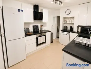Contractor & Family House Sleeps 8 Free Parking - Image 2