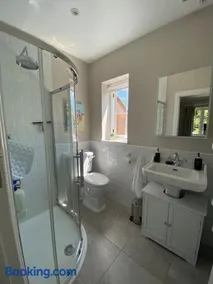 Claygate Village Stay - Parking & London Links - Image 5