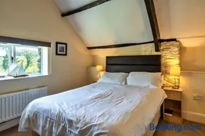 Finest Retreats - Trimstone Manor, Paddock Cottage - Image 4