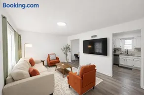Beautiful Gardner Home Sleeps 10 Game Room Central location - Image 2