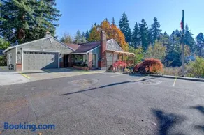Tranquil Riverfront Retreat - Image 2