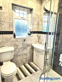 Spacious house with parking in excellent location - Image 5