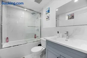 Dove Manor Spacious 9 Beds 3 Full Baths Near Pickering Centre - Image 4