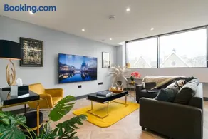 Luxe Apartments, The Moorwell, Secure Parking, - 10mins Cardiff City Ctr - Image 1