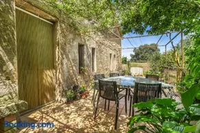 Maison de vacances entièrement équipée avec piscine privée, barbecue et internet haut débit | Vue jardin - Image 2