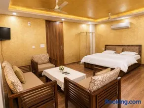 Shiv - The Luxurious Gold Studio in Jaipur - Image 1