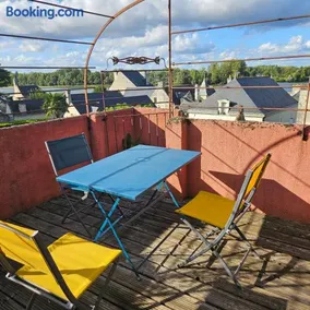 Maison avec terrasse face à la Confluence Loire-Vienne - Image 1