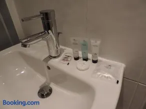 5 Bed Camberley Airport Accommodation - Image 5